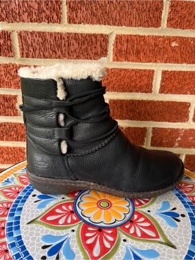 UGG Australia Caspia Womens 8 Black Leather Sheepskin Lined Winter Boots 1932